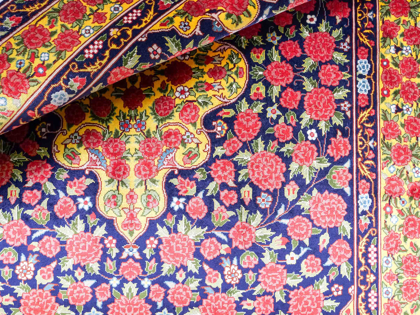 Sehr feiner, handgeknüpfter Khademi Orientteppich mit Ghom Design aus reiner Seide, blau, gelb, rot. 124x78 cm. Vertrieb durch Jupiter Intl.