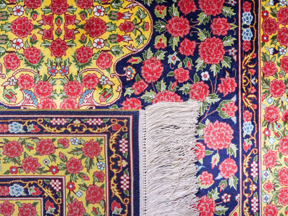 Sehr feiner, handgeknüpfter Khademi Orientteppich mit Ghom Design aus reiner Seide, blau, gelb, rot. 124x78 cm. Vertrieb durch Jupiter Intl.