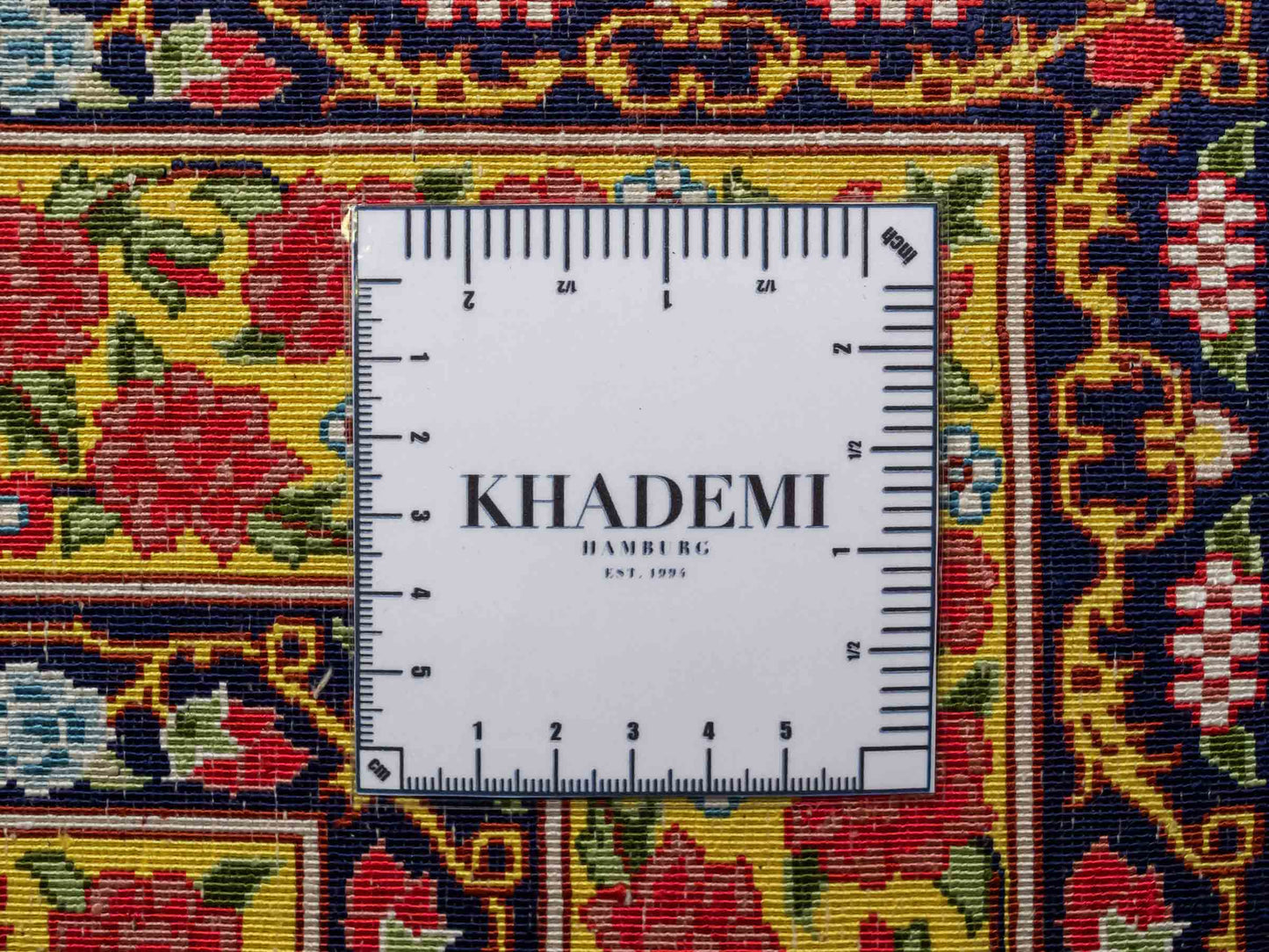 Sehr feiner, handgeknüpfter Khademi Orientteppich mit Ghom Design aus reiner Seide, blau, gelb, rot. 124x78 cm. Vertrieb durch Jupiter Intl.