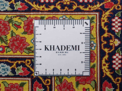 Sehr feiner, handgeknüpfter Khademi Orientteppich mit Ghom Design aus reiner Seide, blau, gelb, rot. 124x78 cm. Vertrieb durch Jupiter Intl.