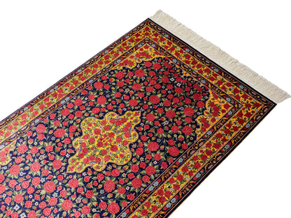 Sehr feiner, handgeknüpfter Khademi Orientteppich mit Ghom Design aus reiner Seide, blau, gelb, rot. 124x78 cm. Vertrieb durch Jupiter Intl.