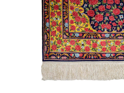 Sehr feiner, handgeknüpfter Khademi Orientteppich mit Ghom Design aus reiner Seide, blau, gelb, rot. 124x78 cm. Vertrieb durch Jupiter Intl.