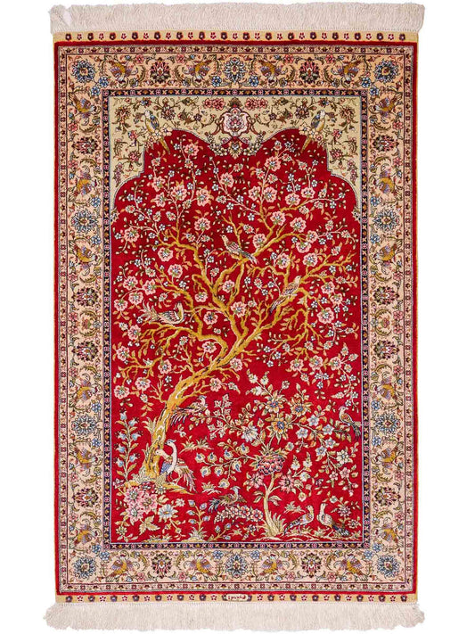 Sehr feiner, handgeknüpfter Khademi Orientteppich mit Ghom Design aus reiner Seide, rot, creme. 124x79 cm. Vertrieb durch Jupiter Intl.