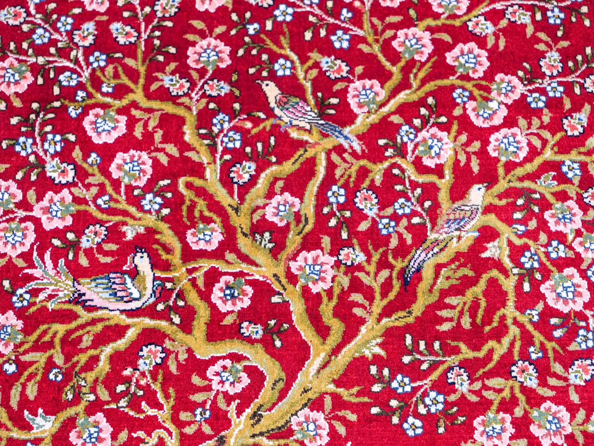 Sehr feiner, handgeknüpfter Khademi Orientteppich mit Ghom Design aus reiner Seide, rot, creme. 124x79 cm. Vertrieb durch Jupiter Intl.