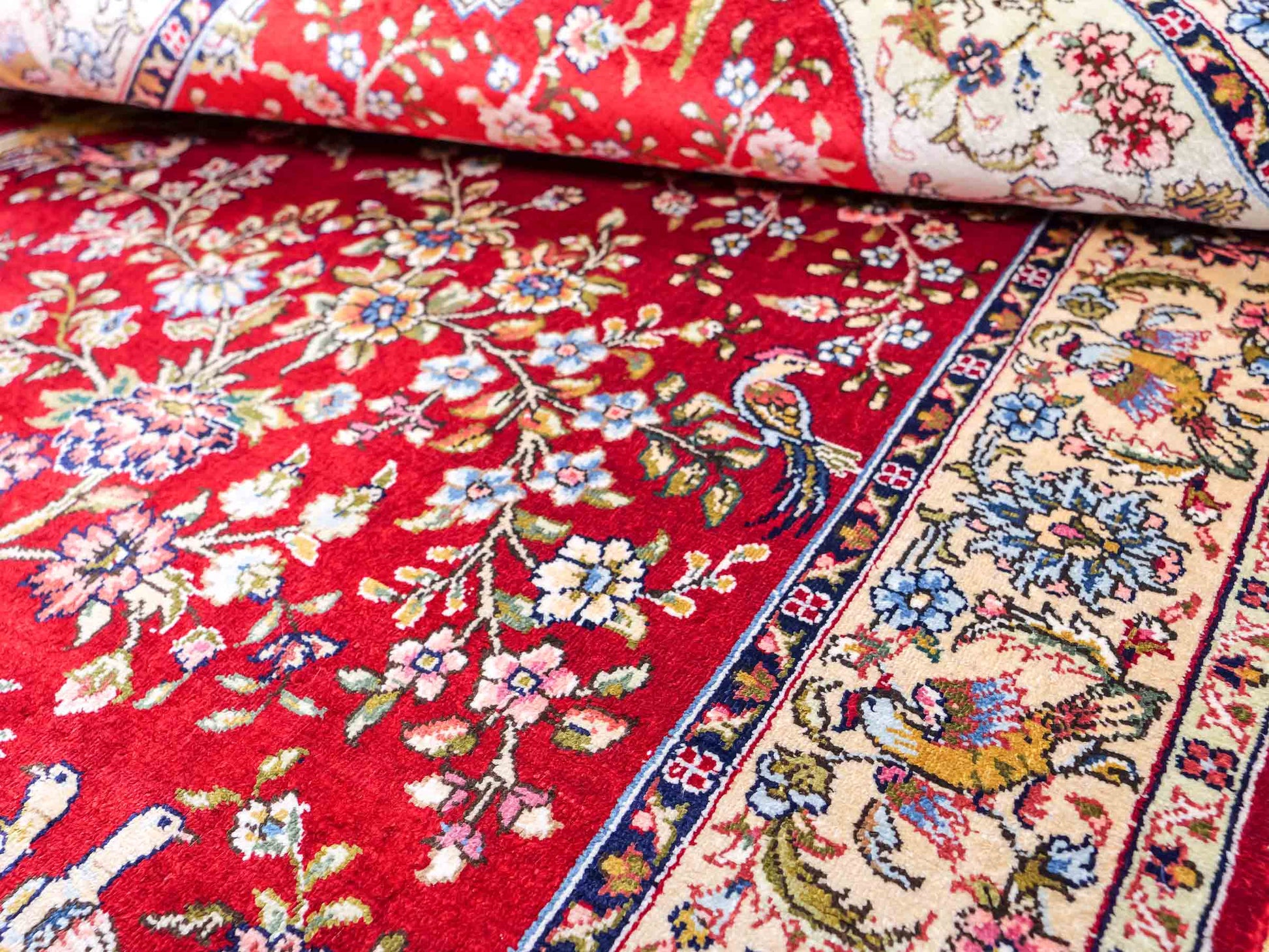 Sehr feiner, handgeknüpfter Khademi Orientteppich mit Ghom Design aus reiner Seide, rot, creme. 124x79 cm. Vertrieb durch Jupiter Intl.