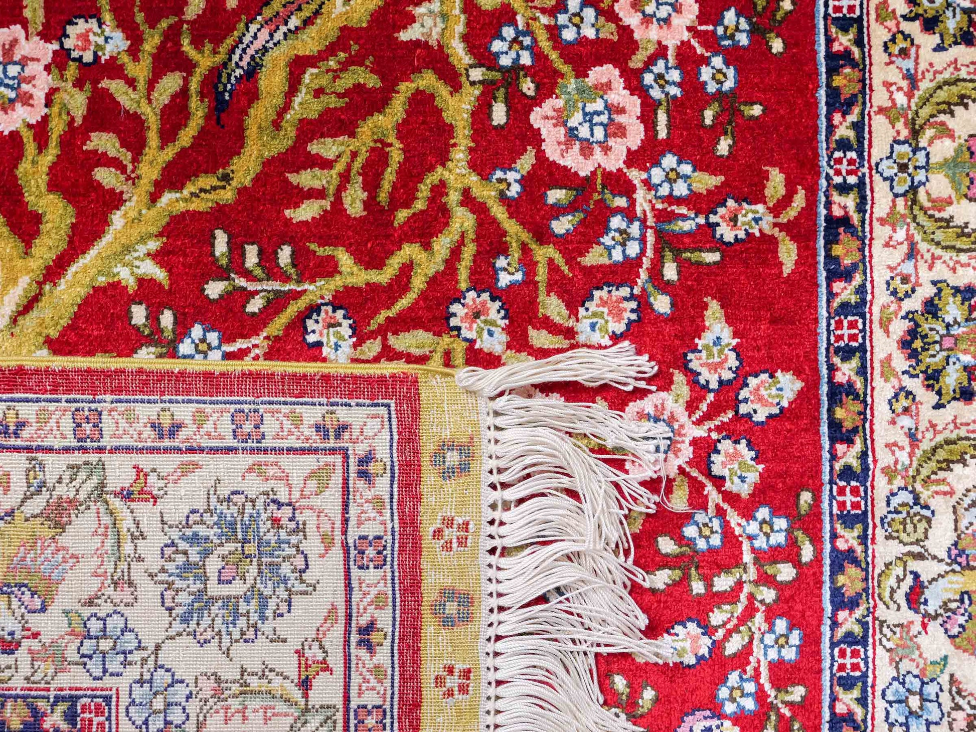 Sehr feiner, handgeknüpfter Khademi Orientteppich mit Ghom Design aus reiner Seide, rot, creme. 124x79 cm. Vertrieb durch Jupiter Intl.
