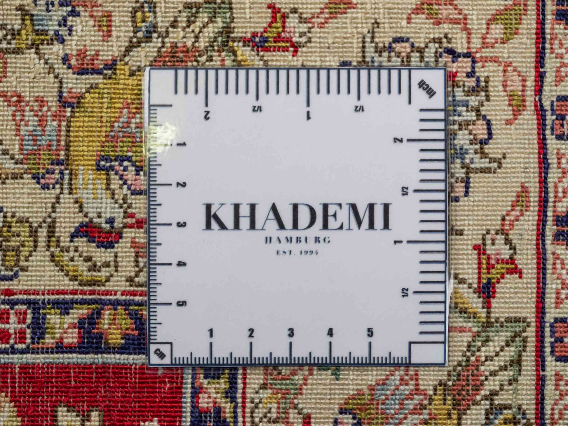 Sehr feiner, handgeknüpfter Khademi Orientteppich mit Ghom Design aus reiner Seide, rot, creme. 124x79 cm. Vertrieb durch Jupiter Intl.