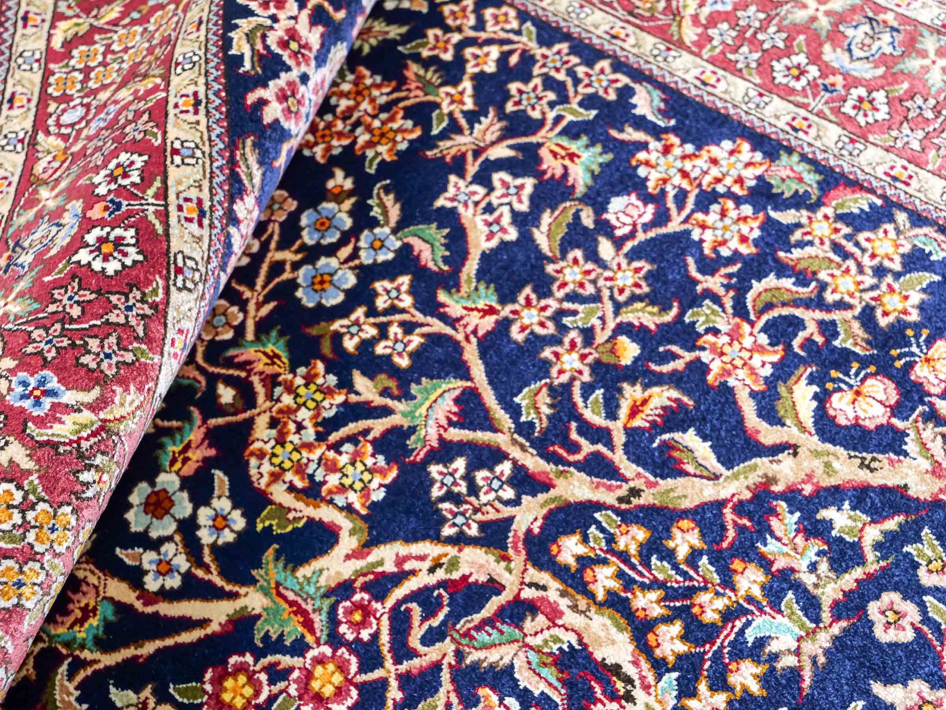 Sehr feiner, handgeknüpfter Khademi Orientteppich mit Ghom Design aus reiner Seide, blau, rot. 124x79 cm. Vertrieb durch Jupiter Intl.