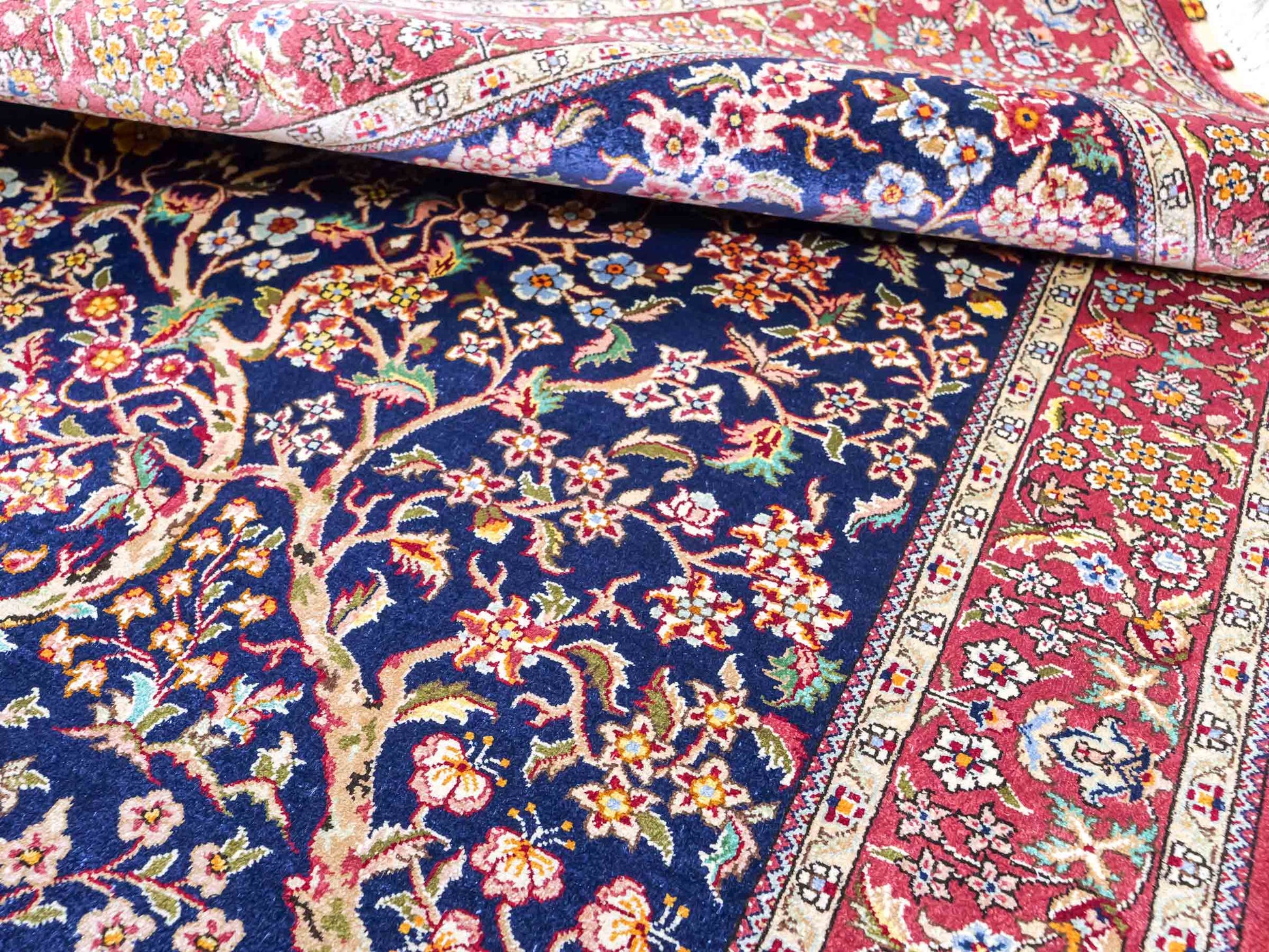 Sehr feiner, handgeknüpfter Khademi Orientteppich mit Ghom Design aus reiner Seide, blau, rot. 124x79 cm. Vertrieb durch Jupiter Intl.