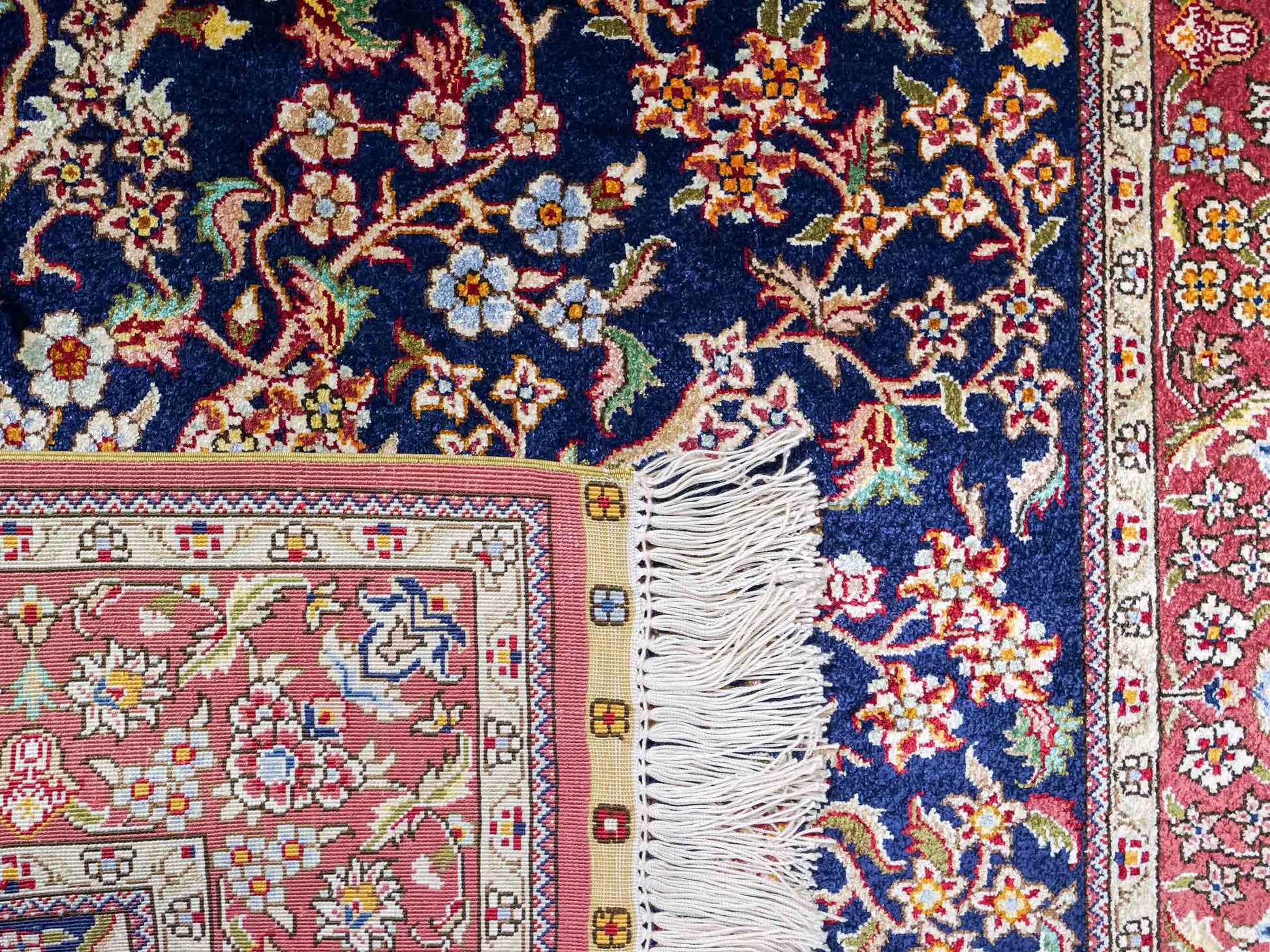 Sehr feiner, handgeknüpfter Khademi Orientteppich mit Ghom Design aus reiner Seide, blau, rot. 124x79 cm. Vertrieb durch Jupiter Intl.
