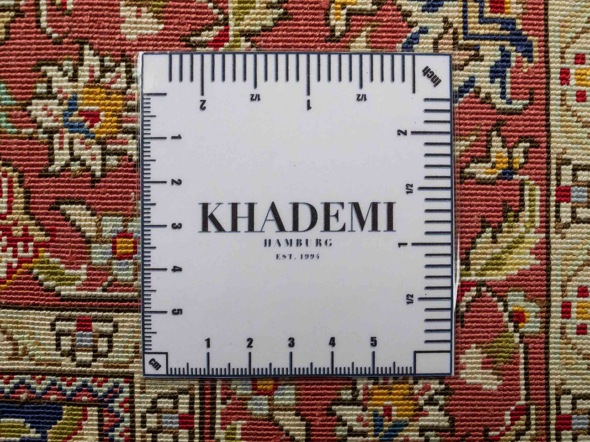 Sehr feiner, handgeknüpfter Khademi Orientteppich mit Ghom Design aus reiner Seide, blau, rot. 124x79 cm. Vertrieb durch Jupiter Intl.