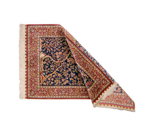 Sehr feiner, handgeknüpfter Khademi Orientteppich mit Ghom Design aus reiner Seide, blau, rot. 124x79 cm. Vertrieb durch Jupiter Intl.