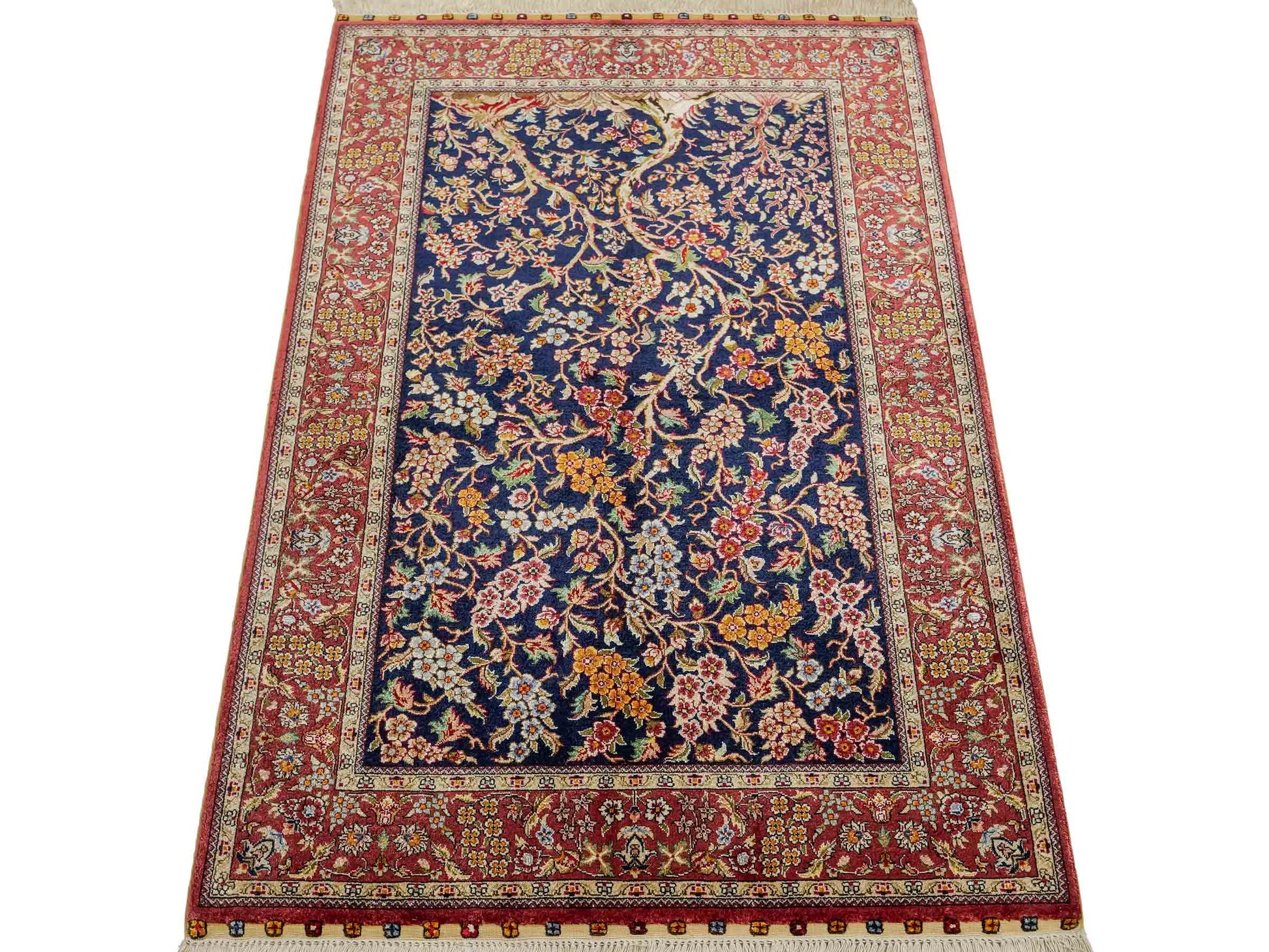 Sehr feiner, handgeknüpfter Khademi Orientteppich mit Ghom Design aus reiner Seide, blau, rot. 124x79 cm. Vertrieb durch Jupiter Intl.