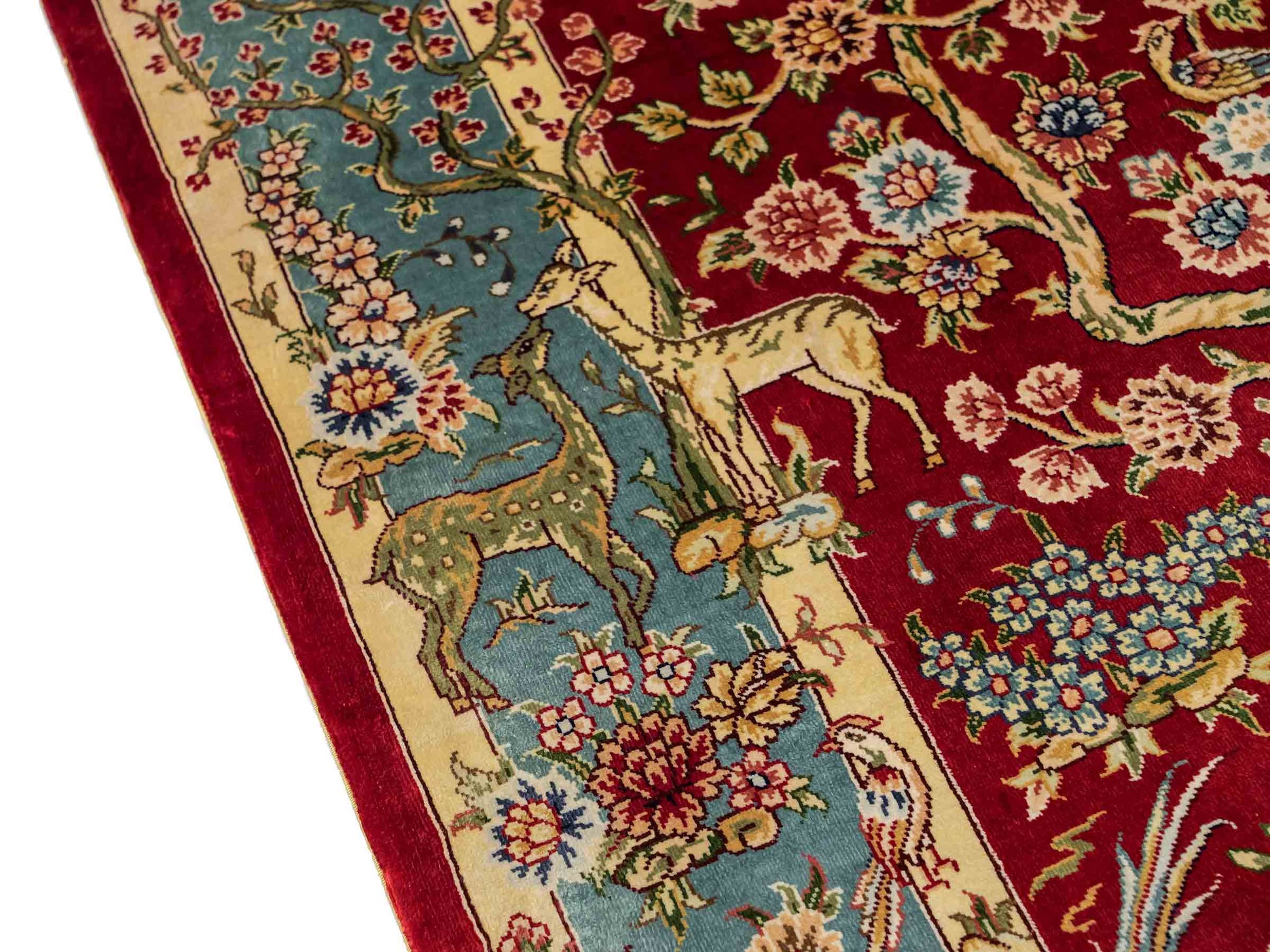 Sehr feiner, handgeknüpfter Khademi Orientteppich mit Ghom Design aus reiner Seide, rot, blau, creme. 124x79 cm. Vertrieb durch Jupiter Intl.