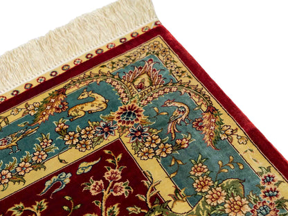 Sehr feiner, handgeknüpfter Khademi Orientteppich mit Ghom Design aus reiner Seide, rot, blau, creme. 124x79 cm. Vertrieb durch Jupiter Intl.