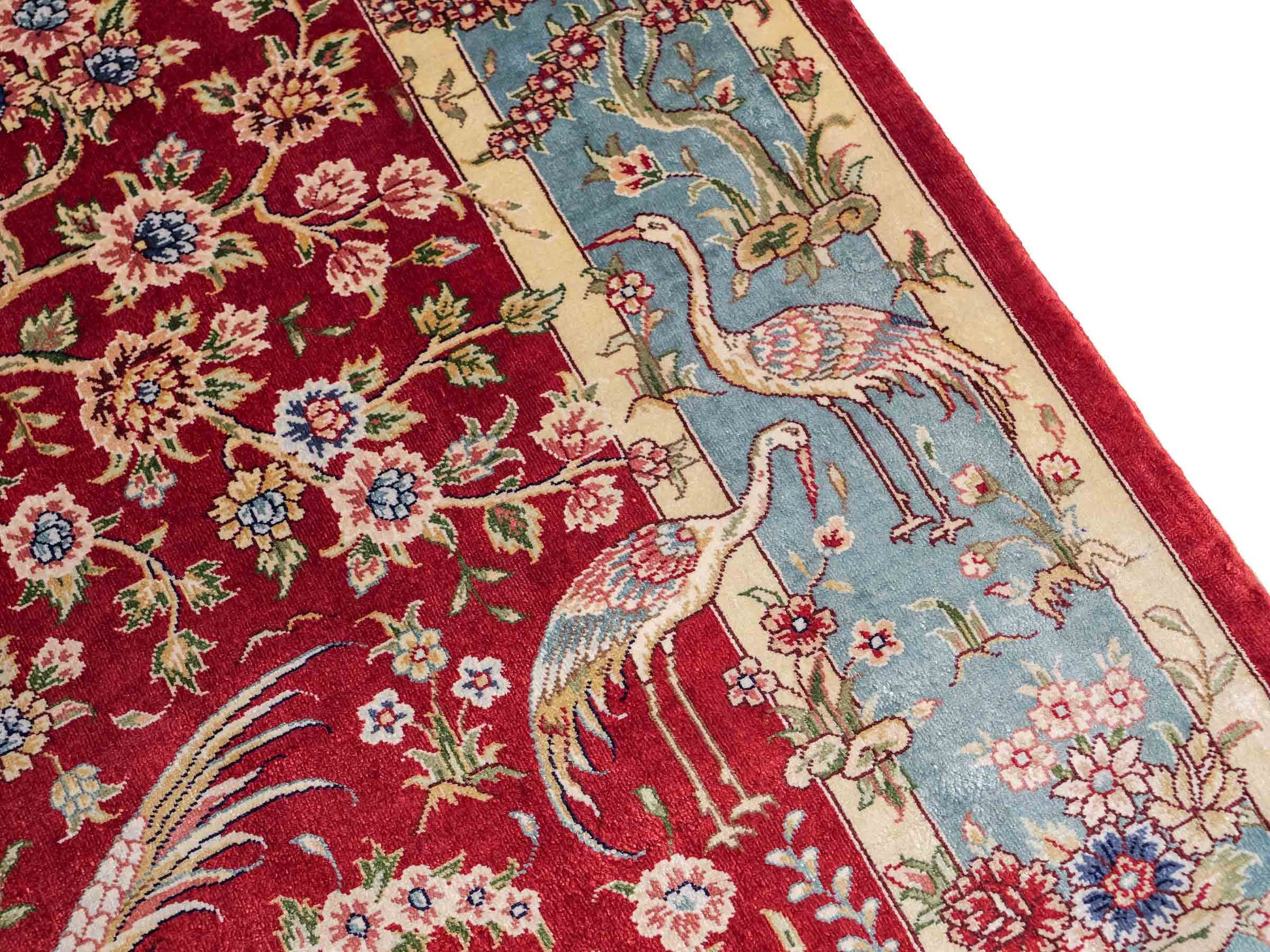 Sehr feiner, handgeknüpfter Khademi Orientteppich mit Ghom Design aus reiner Seide, rot, blau, creme. 124x79 cm. Vertrieb durch Jupiter Intl.