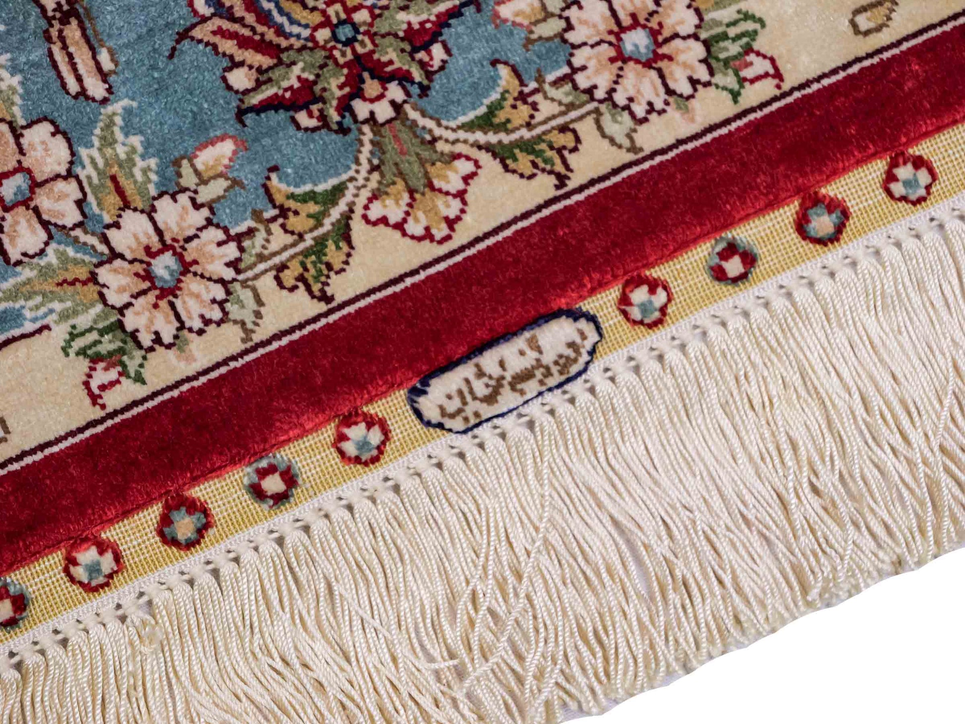 Sehr feiner, handgeknüpfter Khademi Orientteppich mit Ghom Design aus reiner Seide, rot, blau, creme. 124x79 cm. Vertrieb durch Jupiter Intl.