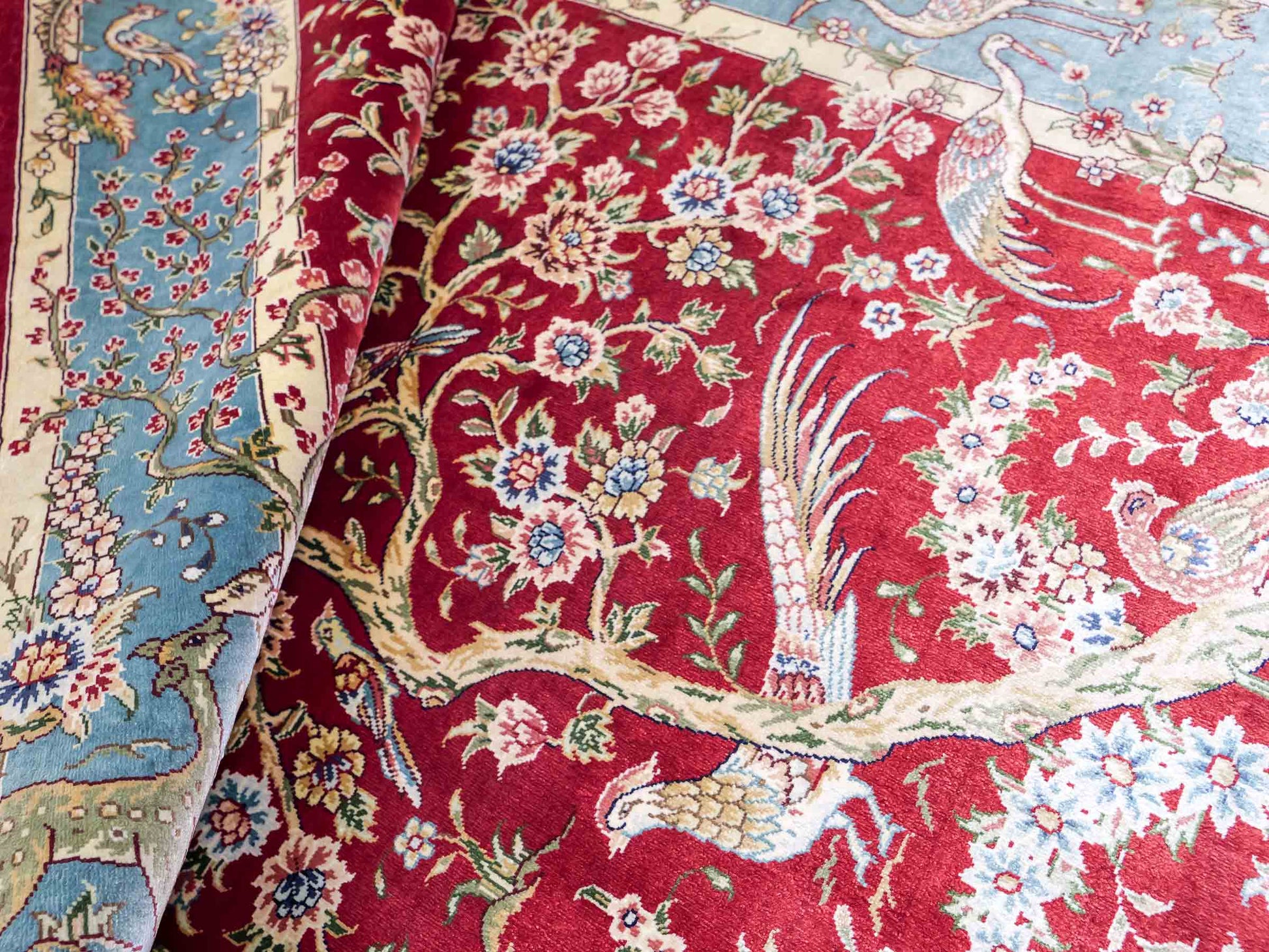 Sehr feiner, handgeknüpfter Khademi Orientteppich mit Ghom Design aus reiner Seide, rot, blau, creme. 124x79 cm. Vertrieb durch Jupiter Intl.