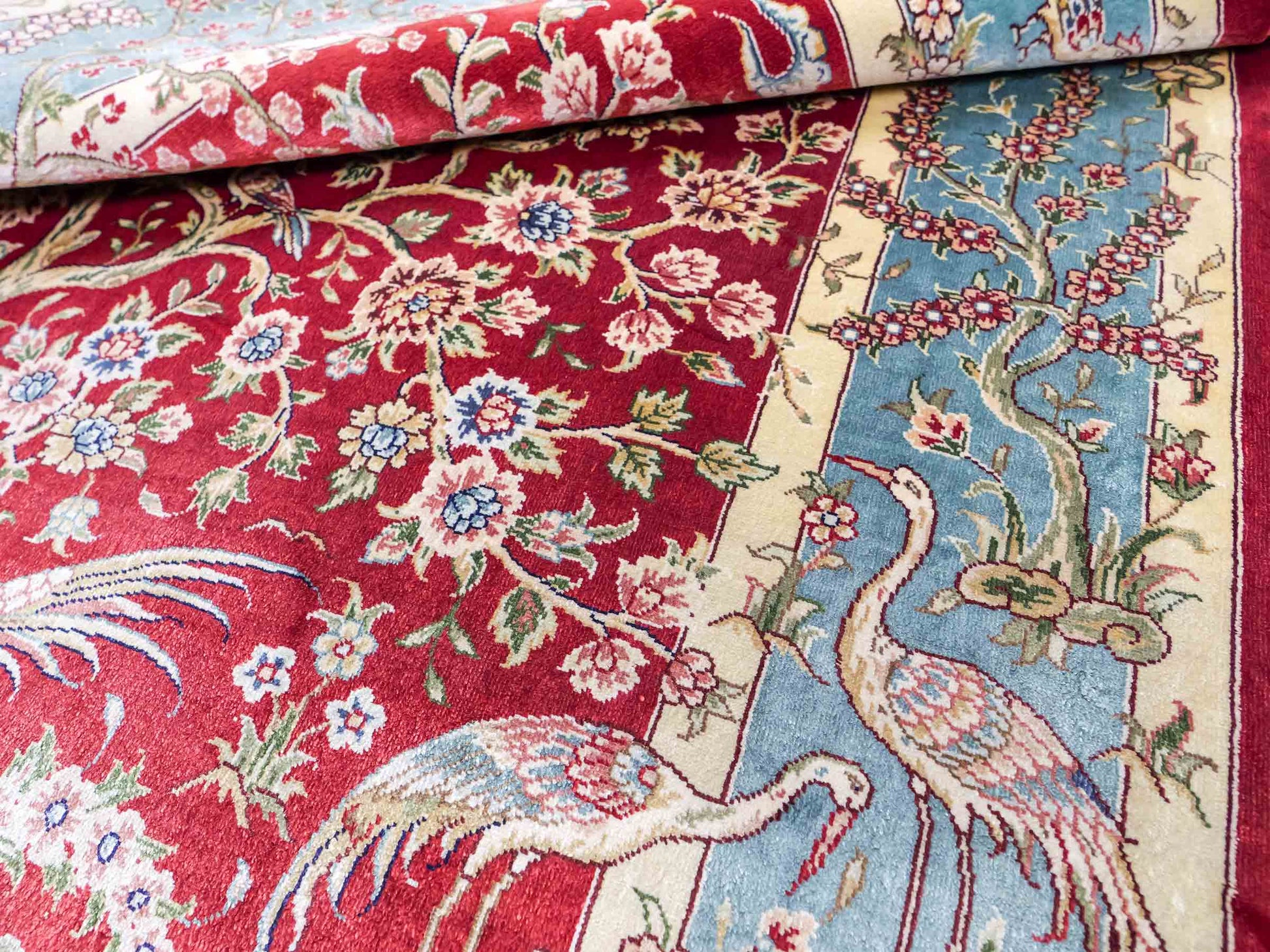 Sehr feiner, handgeknüpfter Khademi Orientteppich mit Ghom Design aus reiner Seide, rot, blau, creme. 124x79 cm. Vertrieb durch Jupiter Intl.