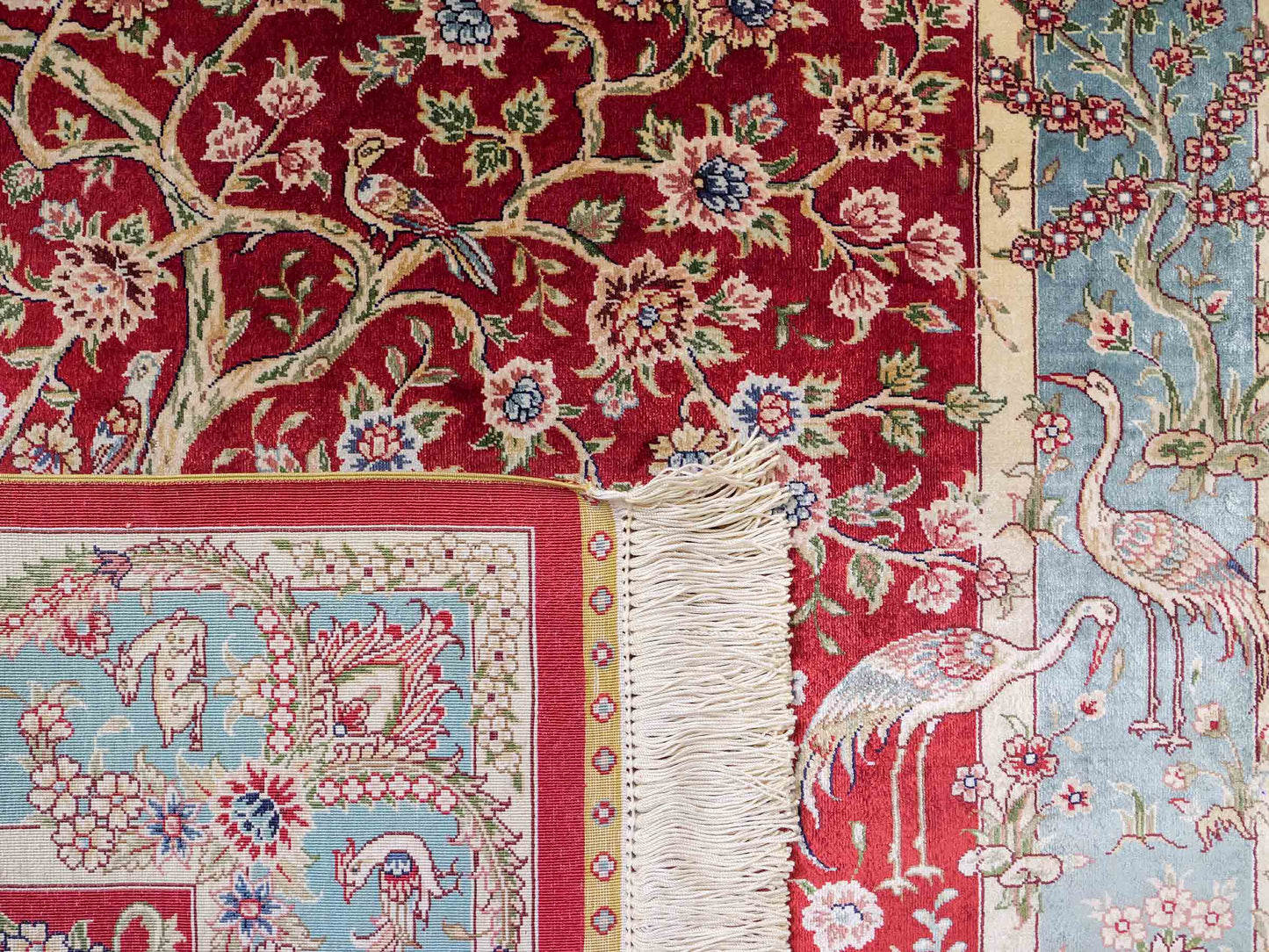 Sehr feiner, handgeknüpfter Khademi Orientteppich mit Ghom Design aus reiner Seide, rot, blau, creme. 124x79 cm. Vertrieb durch Jupiter Intl.
