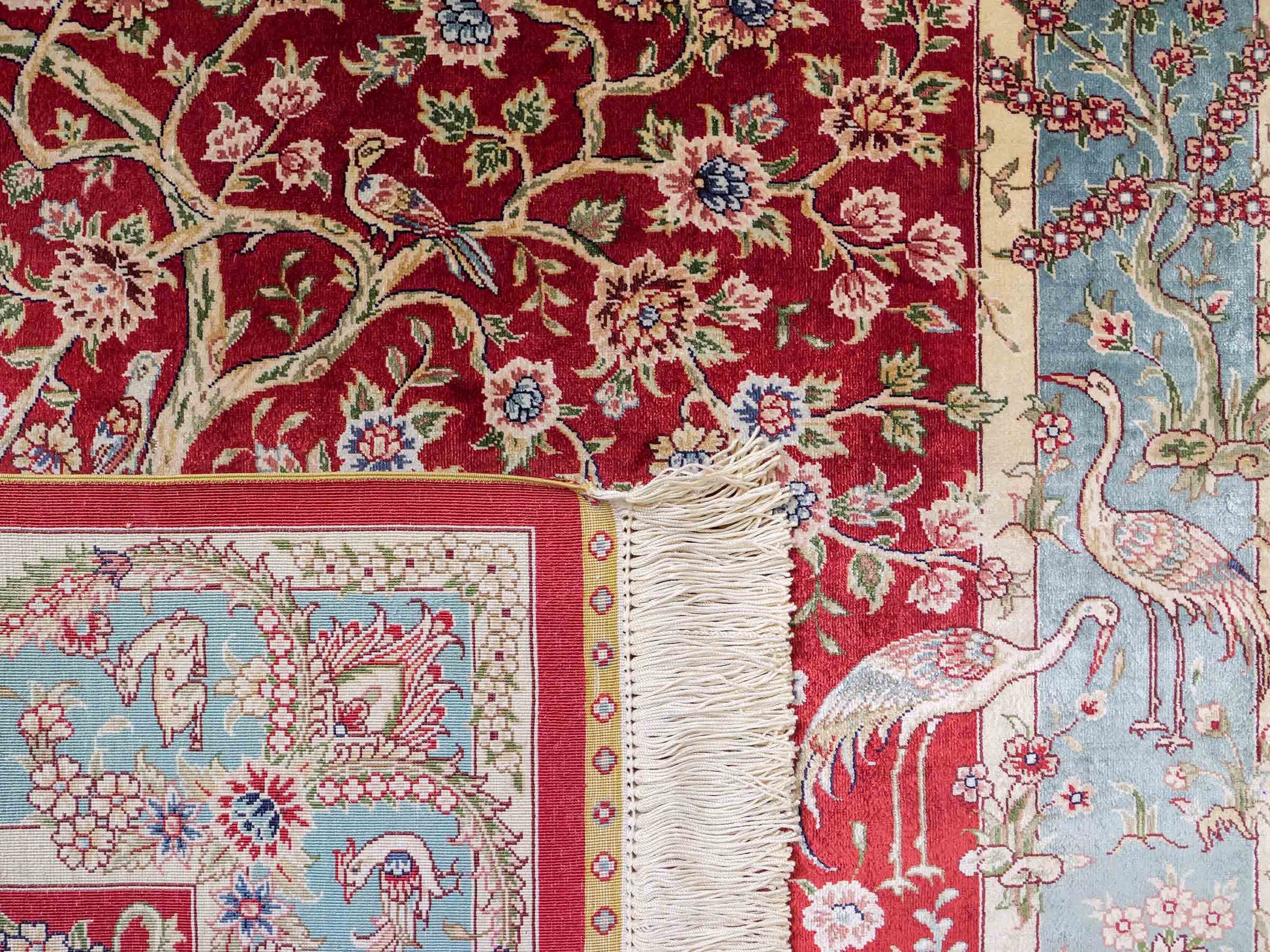 Sehr feiner, handgeknüpfter Khademi Orientteppich mit Ghom Design aus reiner Seide, rot, blau, creme. 124x79 cm. Vertrieb durch Jupiter Intl.