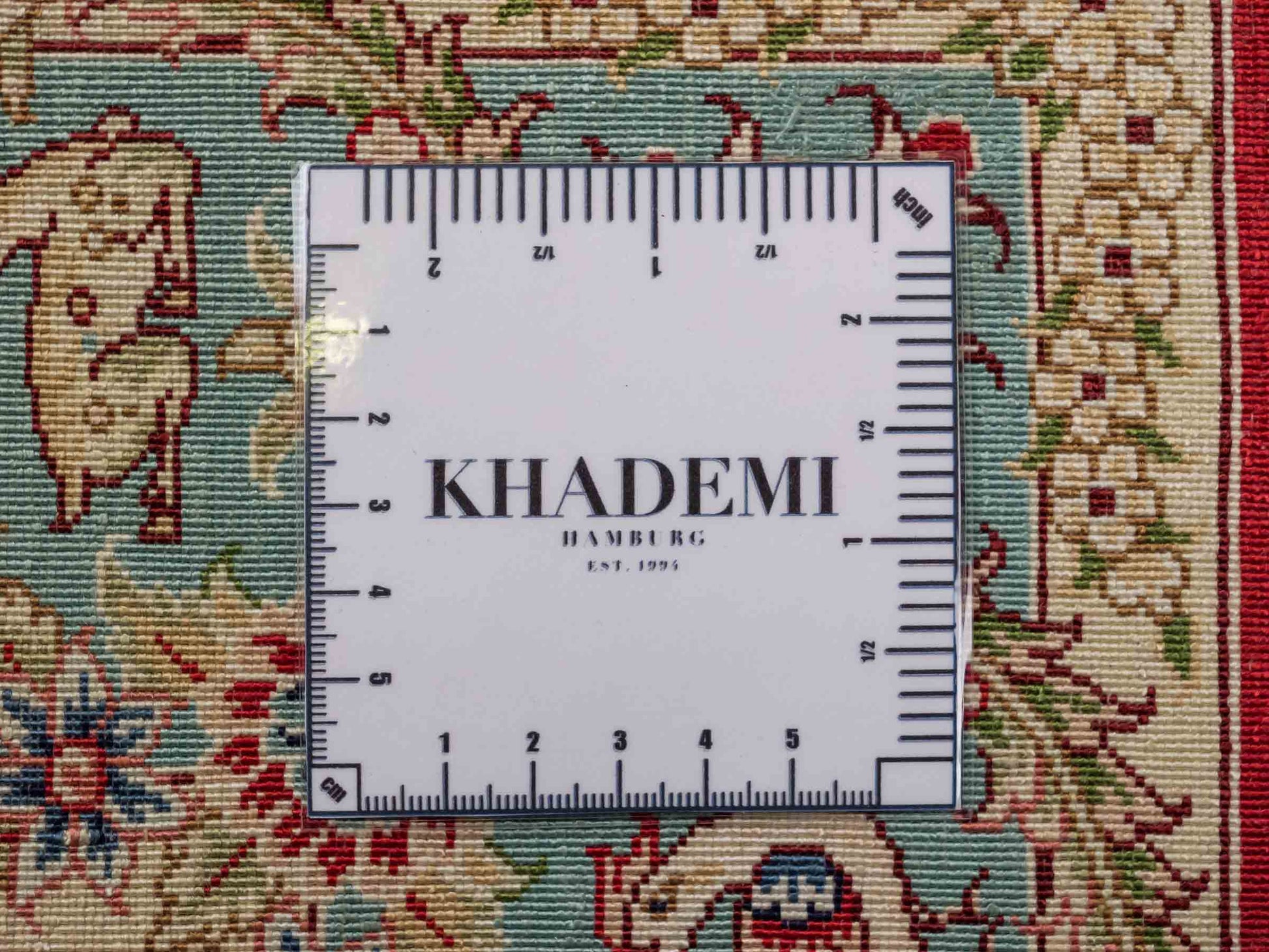 Sehr feiner, handgeknüpfter Khademi Orientteppich mit Ghom Design aus reiner Seide, rot, blau, creme. 124x79 cm. Vertrieb durch Jupiter Intl.