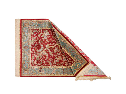 Sehr feiner, handgeknüpfter Khademi Orientteppich mit Ghom Design aus reiner Seide, rot, blau, creme. 124x79 cm. Vertrieb durch Jupiter Intl.