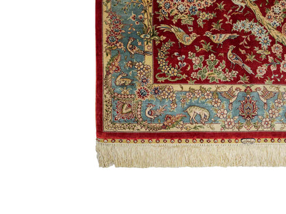 Sehr feiner, handgeknüpfter Khademi Orientteppich mit Ghom Design aus reiner Seide, rot, blau, creme. 124x79 cm. Vertrieb durch Jupiter Intl.