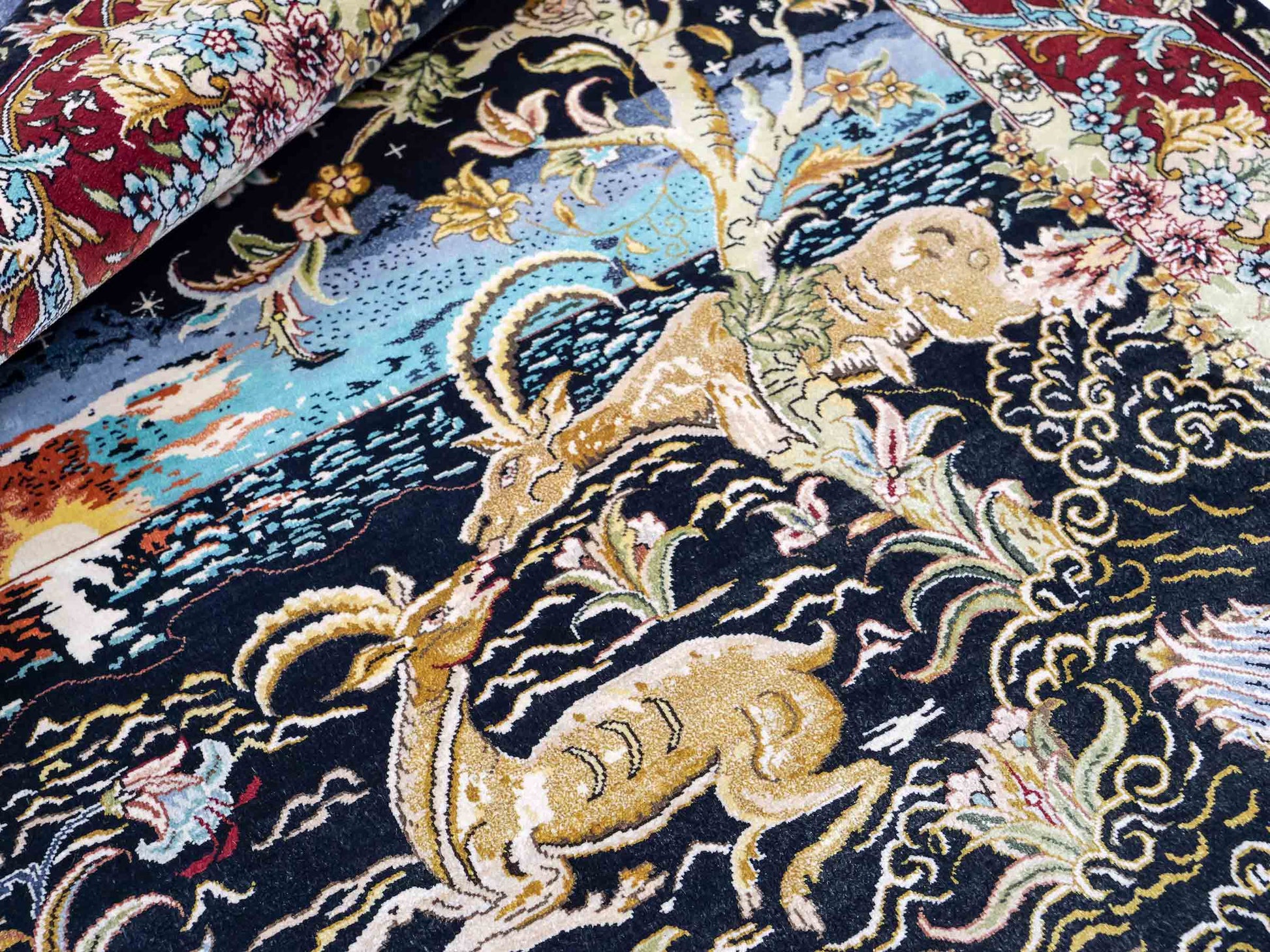 Sehr feiner, handgeknüpfter Khademi Orientteppich mit Ghom Design aus reiner Seide, schwarz, blau, rot, gold. 124x79 cm. Vertrieb durch Jupiter Intl.