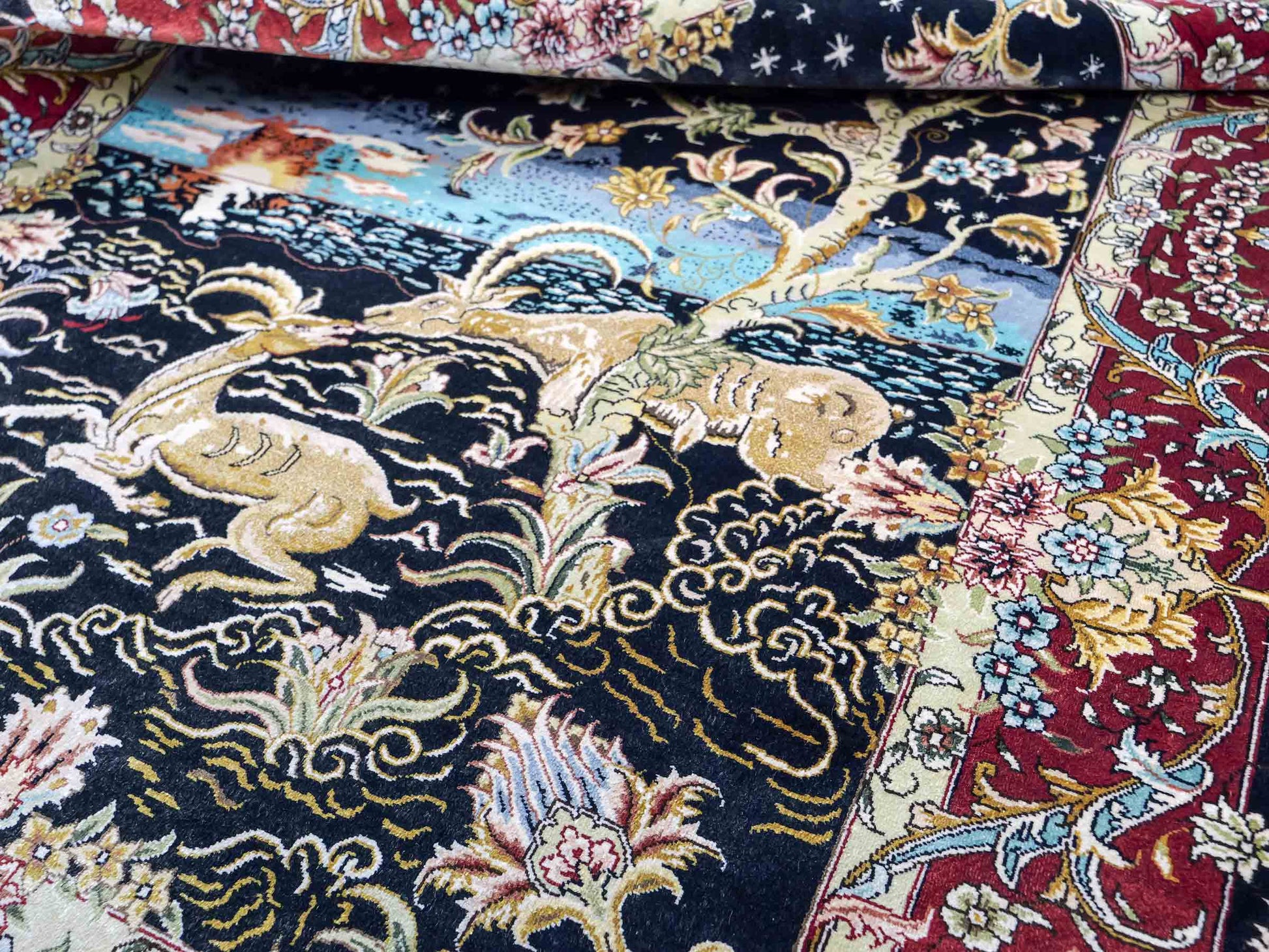 Sehr feiner, handgeknüpfter Khademi Orientteppich mit Ghom Design aus reiner Seide, schwarz, blau, rot, gold. 124x79 cm. Vertrieb durch Jupiter Intl.