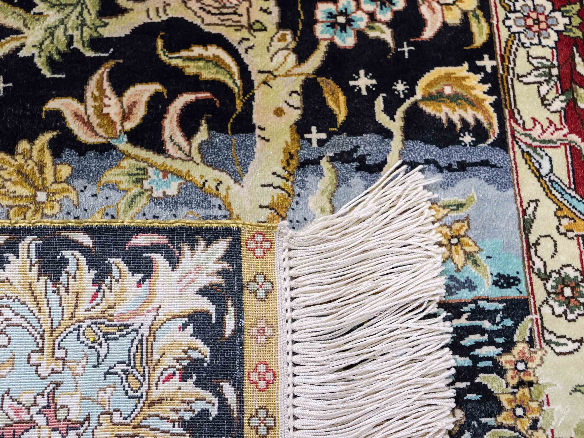 Sehr feiner, handgeknüpfter Khademi Orientteppich mit Ghom Design aus reiner Seide, schwarz, blau, rot, gold. 124x79 cm. Vertrieb durch Jupiter Intl.
