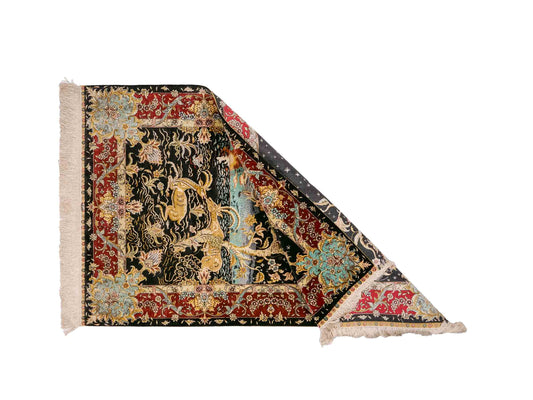 Sehr feiner, handgeknüpfter Khademi Orientteppich mit Ghom Design aus reiner Seide, schwarz, blau, rot, gold. 124x79 cm. Vertrieb durch Jupiter Intl.