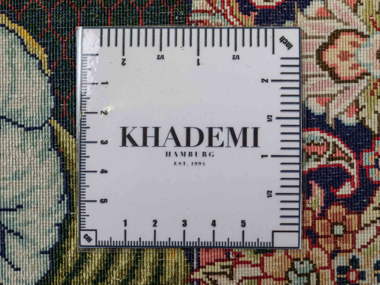 Sehr feiner, handgeknüpfter Khademi Ghom Orientteppich aus Seide, multicolor. 125x90 cm. Vertrieb durch Jupiter Intl.
