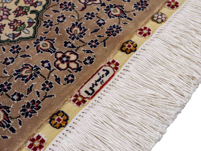 Sehr feiner, handgeknüpfter Khademi Ghom Orientteppich aus Seide, beige, braun, creme. 130x94 cm. Vertrieb durch Jupiter Intl.