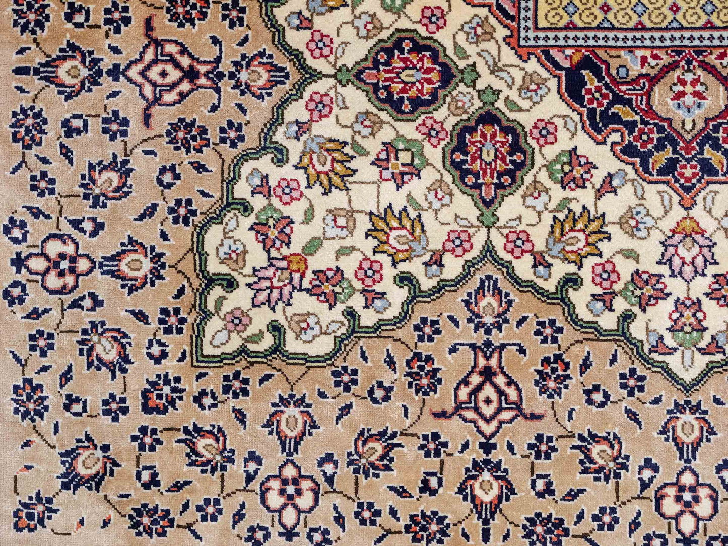 Sehr feiner, handgeknüpfter Khademi Ghom Orientteppich aus Seide, beige, braun, creme. 130x94 cm. Vertrieb durch Jupiter Intl.