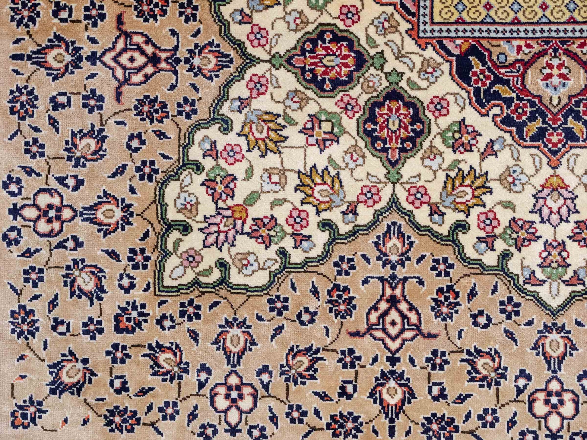 Sehr feiner, handgeknüpfter Khademi Ghom Orientteppich aus Seide, beige, braun, creme. 130x94 cm. Vertrieb durch Jupiter Intl.