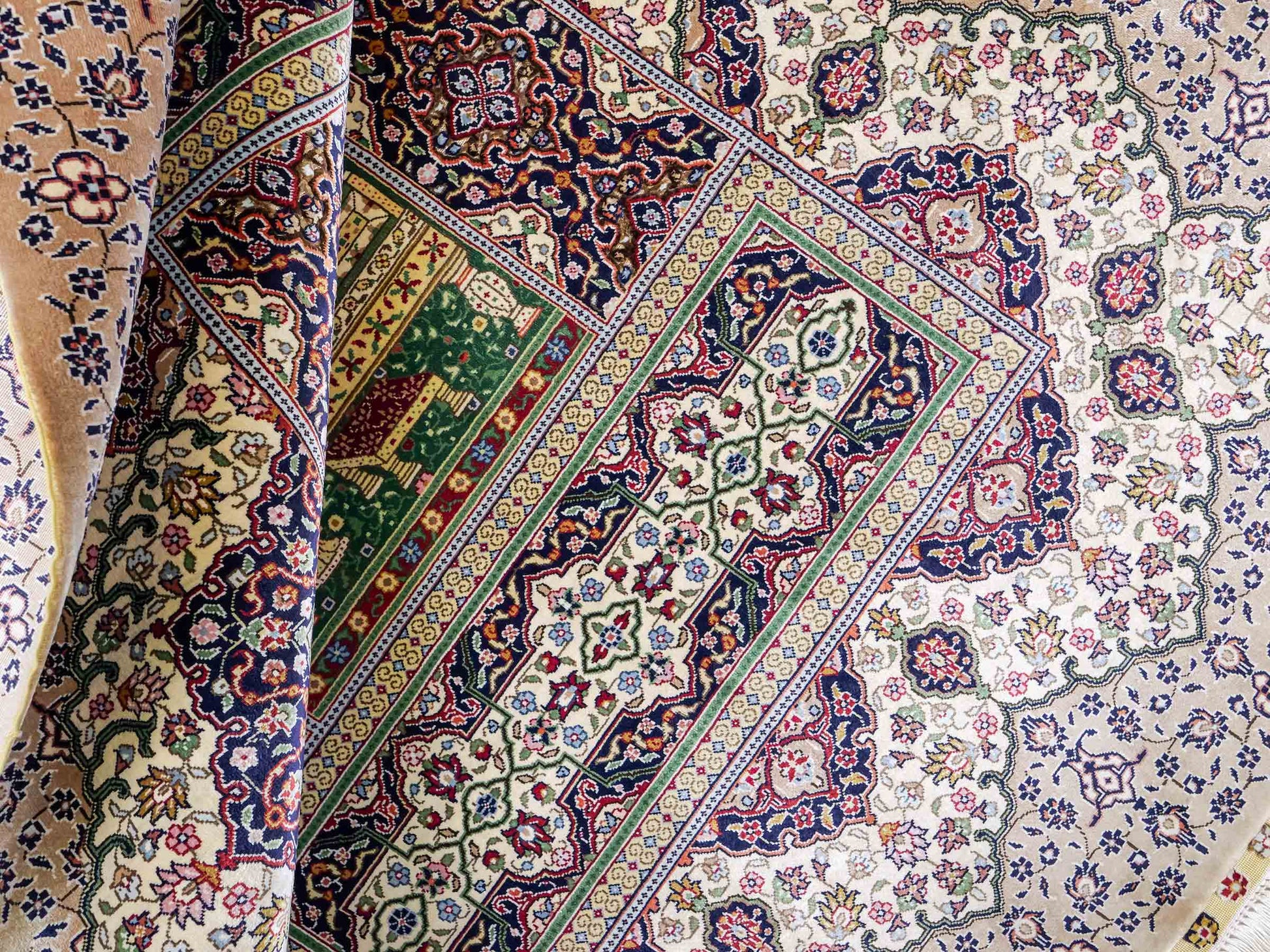 Sehr feiner, handgeknüpfter Khademi Ghom Orientteppich aus Seide, beige, braun, creme. 130x94 cm. Vertrieb durch Jupiter Intl.