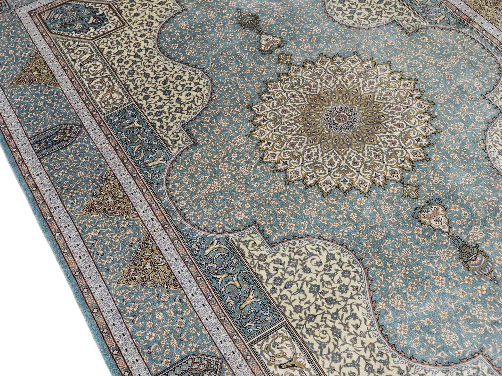 Extrem feiner, handgeknüpfter Khademi Orientteppich mit Ghom Design aus purer Seide, blau, multicolor. 139x93 cm. Vertrieb durch Jupiter Intl.