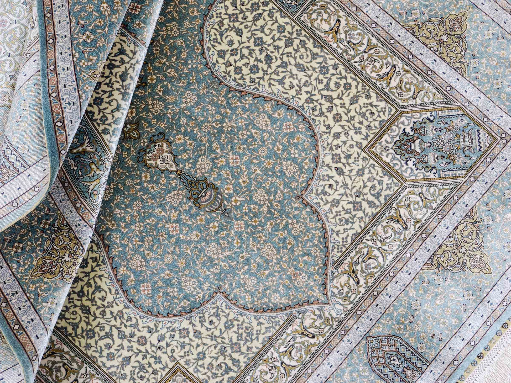 Extrem feiner, handgeknüpfter Khademi Orientteppich mit Ghom Design aus purer Seide, blau, multicolor. 139x93 cm. Vertrieb durch Jupiter Intl.