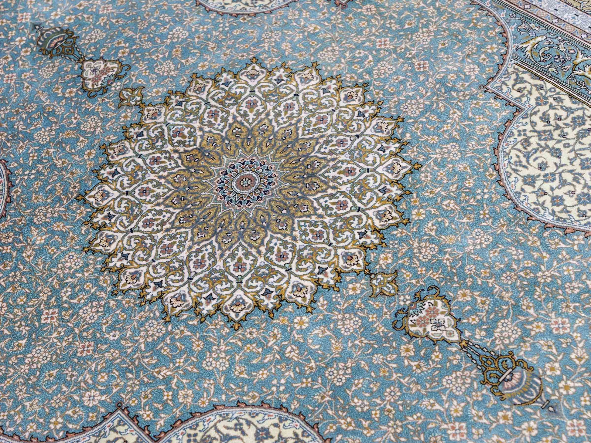 Extrem feiner, handgeknüpfter Khademi Orientteppich mit Ghom Design aus purer Seide, blau, multicolor. 139x93 cm. Vertrieb durch Jupiter Intl.
