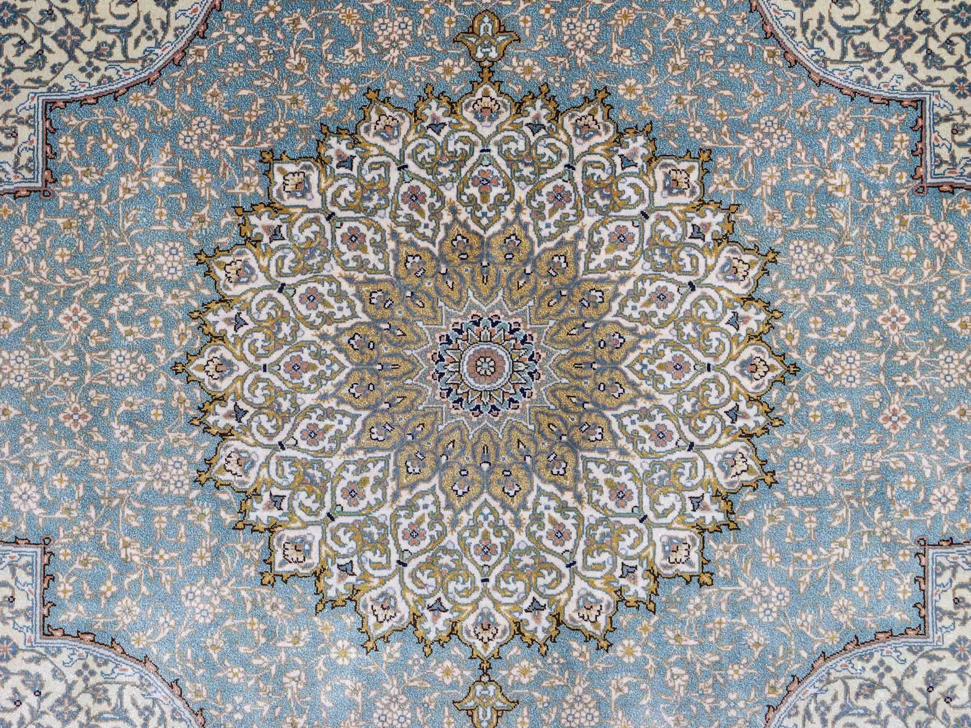 Extrem feiner, handgeknüpfter Khademi Orientteppich mit Ghom Design aus purer Seide, blau, multicolor. 139x93 cm. Vertrieb durch Jupiter Intl.
