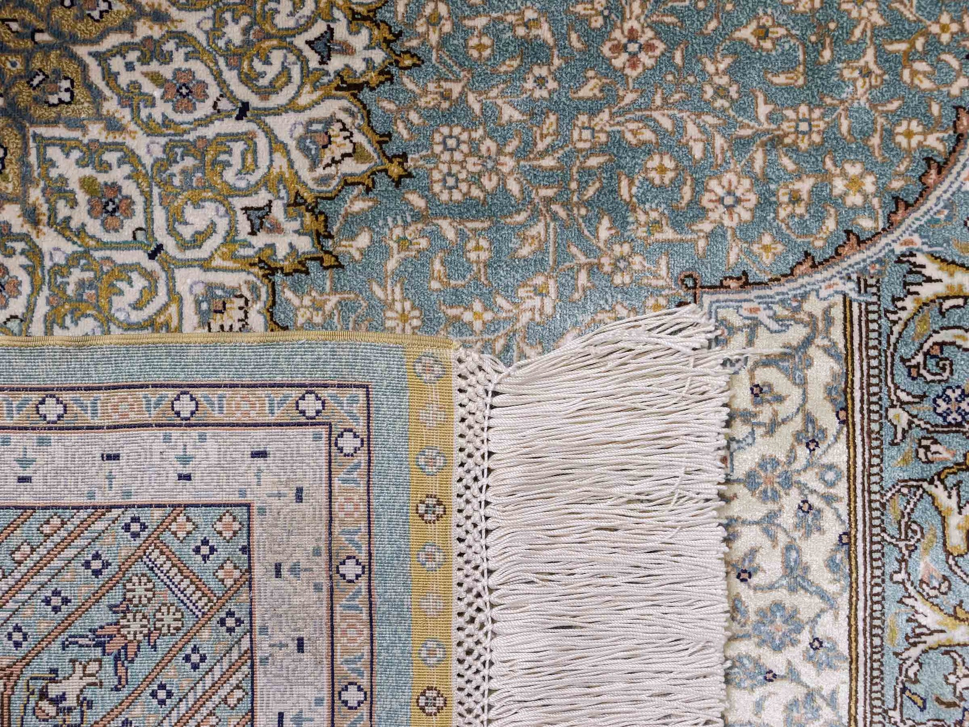 Extrem feiner, handgeknüpfter Khademi Orientteppich mit Ghom Design aus purer Seide, blau, multicolor. 139x93 cm. Vertrieb durch Jupiter Intl.