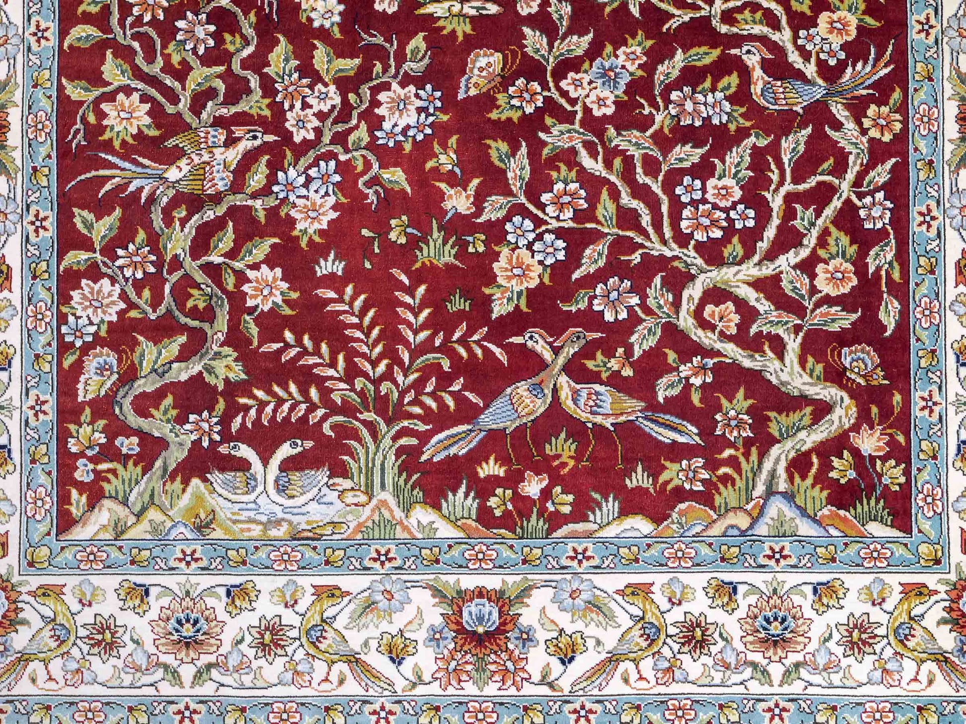 Sehr feiner, handgeknüpfter Khademi Ghom Orientteppich aus Seide, rot, creme. 139x94 cm. Vertrieb durch Jupiter Intl.