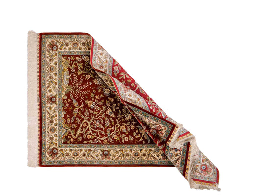 Sehr feiner, handgeknüpfter Khademi Ghom Orientteppich aus Seide, rot, creme. 139x94 cm. Vertrieb durch Jupiter Intl.
