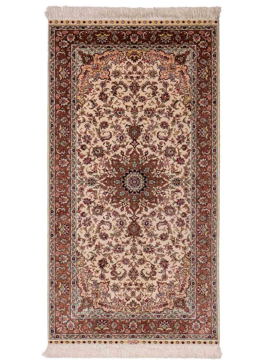 Sehr feiner, handgeknüpfter Khademi Läufer Orientteppich mit Ghom Design aus reiner Seide, creme, rosa. 140x71 cm. Vertrieb durch Jupiter Intl.