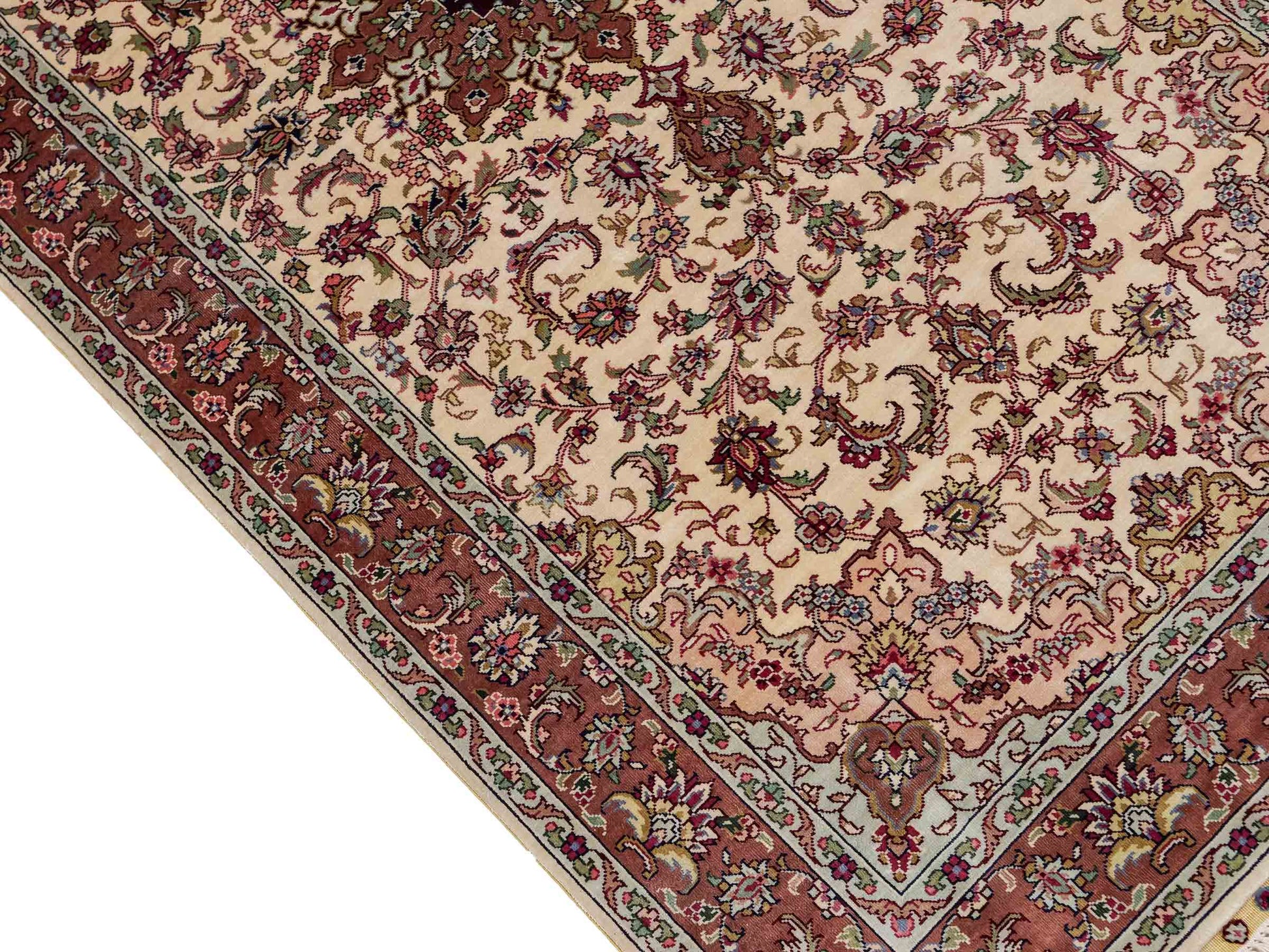 Sehr feiner, handgeknüpfter Khademi Läufer Orientteppich mit Ghom Design aus reiner Seide, creme, rosa. 140x71 cm. Vertrieb durch Jupiter Intl.