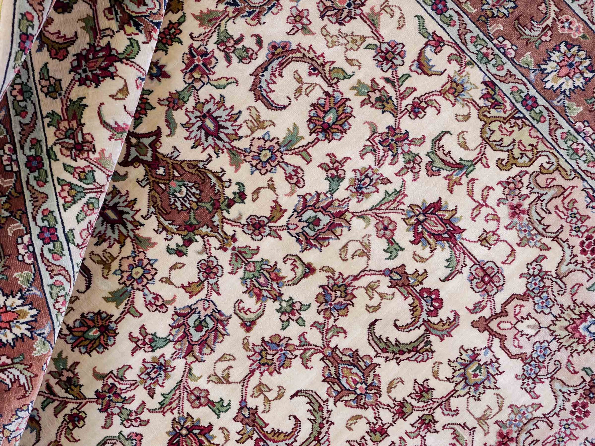 Sehr feiner, handgeknüpfter Khademi Läufer Orientteppich mit Ghom Design aus reiner Seide, creme, rosa. 140x71 cm. Vertrieb durch Jupiter Intl.