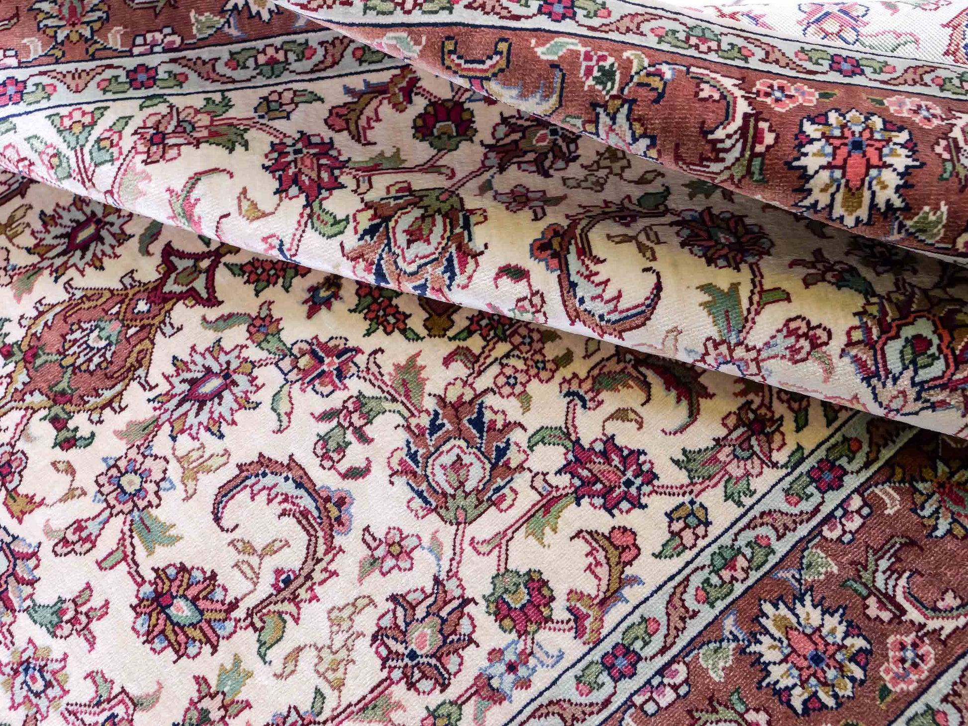 Sehr feiner, handgeknüpfter Khademi Läufer Orientteppich mit Ghom Design aus reiner Seide, creme, rosa. 140x71 cm. Vertrieb durch Jupiter Intl.
