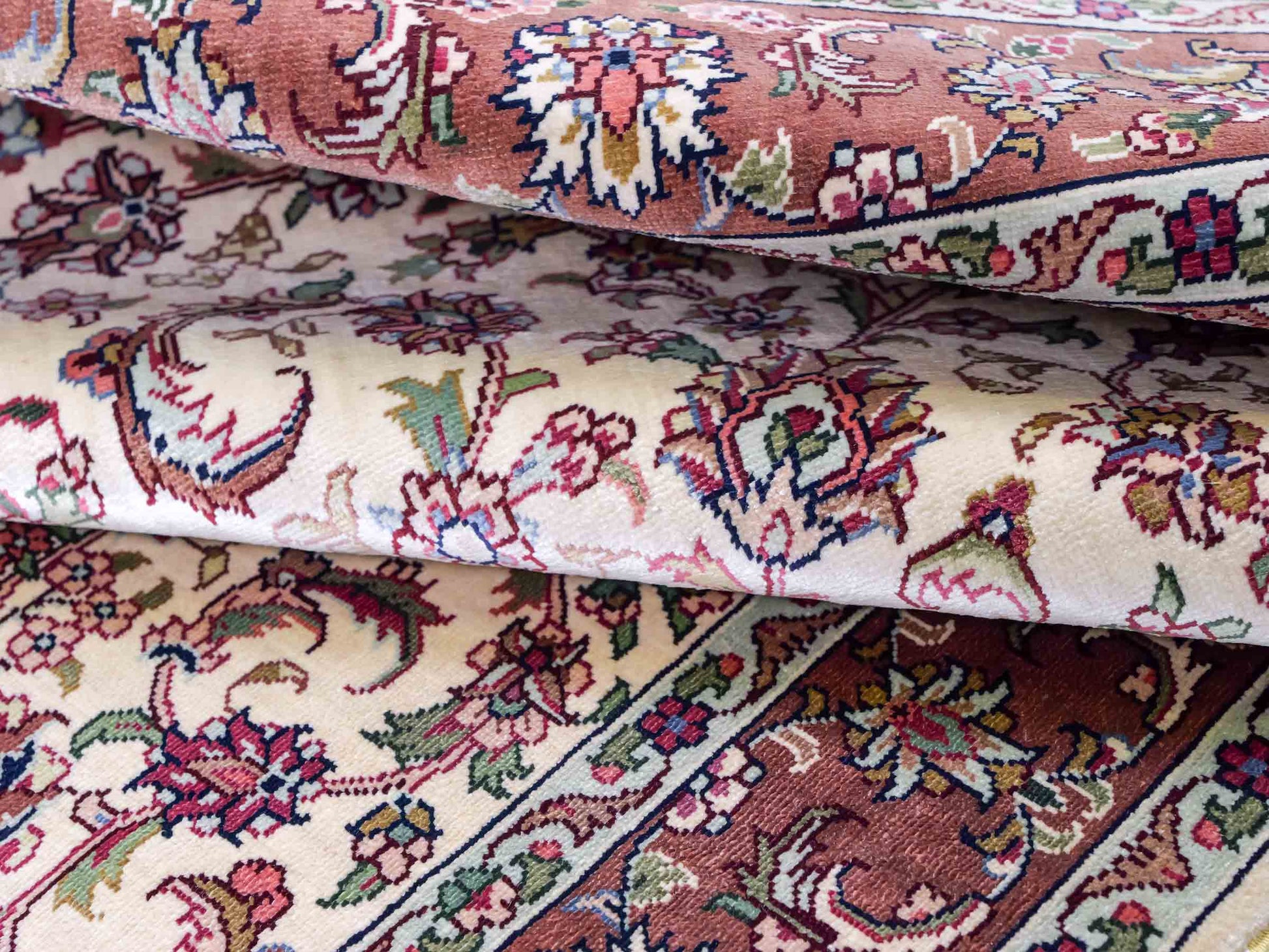 Sehr feiner, handgeknüpfter Khademi Läufer Orientteppich mit Ghom Design aus reiner Seide, creme, rosa. 140x71 cm. Vertrieb durch Jupiter Intl.