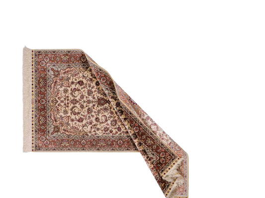 Sehr feiner, handgeknüpfter Khademi Läufer Orientteppich mit Ghom Design aus reiner Seide, creme, rosa. 140x71 cm. Vertrieb durch Jupiter Intl.